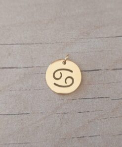DIJE DE ACERO DORADO MEDALLA 12 MM CON SIGNOS DEL ZODIACO CALADO.
