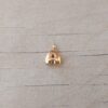 DIJE DE ACERO DORADO INICIAL. TAMAÑO APROXIMADO 8 MM