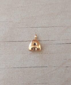 DIJE DE ACERO DORADO INICIAL. TAMAÑO APROXIMADO 8 MM
