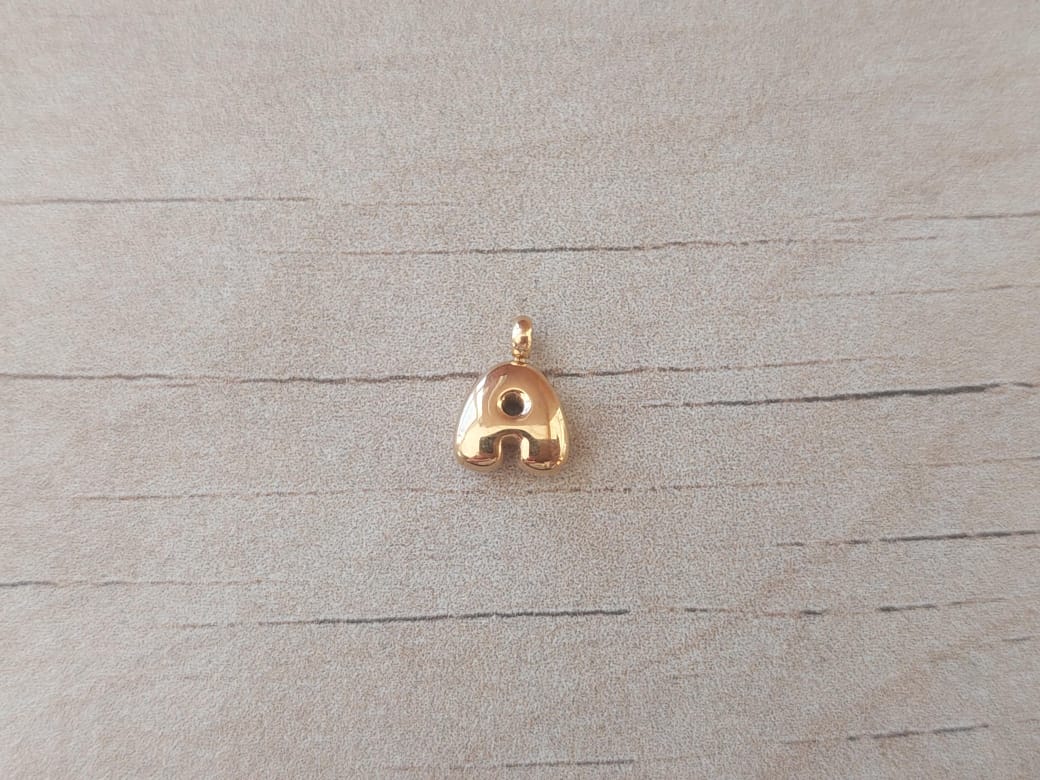 DIJE DE ACERO DORADO INICIAL. TAMAÑO APROXIMADO 8 MM