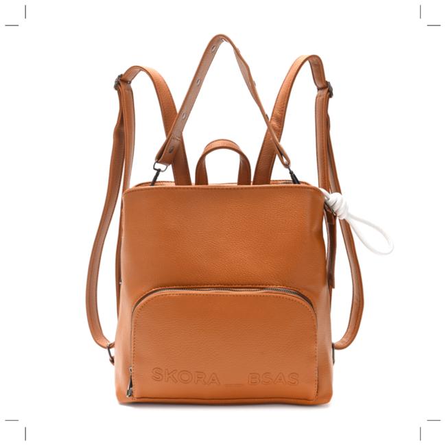 Mochila Tanger correa con remaches y llavero 30x28x10cm. x 1u.