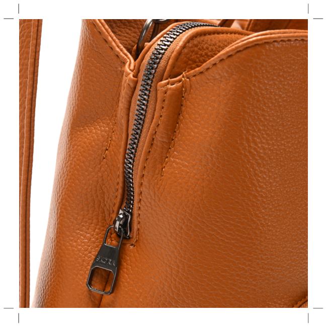 Mochila Tanger correa con remaches y llavero 30x28x10cm. x 1u. - Imagen 4