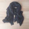 PASHMINA LISA DESFLECADA EN TODOS SUS LADOS COLOR NEGRO. MEDIDAS: 80 X 180 CM.