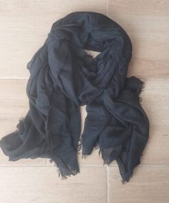 PASHMINA LISA DESFLECADA EN TODOS SUS LADOS COLOR NEGRO. MEDIDAS: 80 X 180 CM.