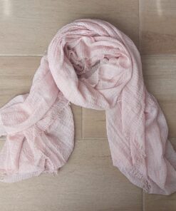 PASHMINA LISA DESFLECADA EN TODOS SUS LADOS COLOR ROSA. MEDIDAS: 80 X 180 CM.