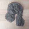 PASHMINA LISA DESFLECADA EN TODOS SUS LADOS COLOR GRIS. MEDIDAS: 80 X 180 CM.