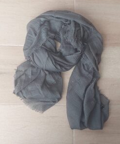 PASHMINA LISA DESFLECADA EN TODOS SUS LADOS COLOR GRIS. MEDIDAS: 80 X 180 CM.