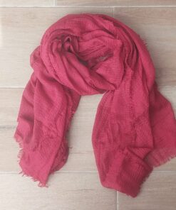 PASHMINA LISA DESFLECADA EN TODOS SUS LADOS COLOR BORDO. MEDIDAS: 80 X 180 CM.