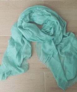 PASHMINA LISA DESFLECADA EN TODOS SUS LADOS COLOR VERDE CLARO. MEDIDAS: 80 X 180 CM.