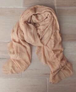 PASHMINA LISA DESFLECADA EN TODOS SUS LADOS COLOR CAMEL. MEDIDAS: 80 X 180 CM.