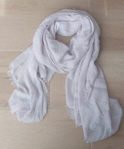 PASHMINA LISA DESFLECADA EN TODOS SUS LADOS COLOR LILA. MEDIDAS: 80 X 180 CM.