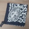 PAREO ESTAMPADO CON BORLAS 80 X 180 CM.