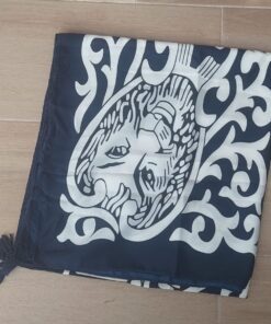 PAREO ESTAMPADO CON BORLAS 80 X 180 CM.