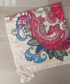 PAREO ESTAMPADO CON BORLAS 80 X 180 CM.