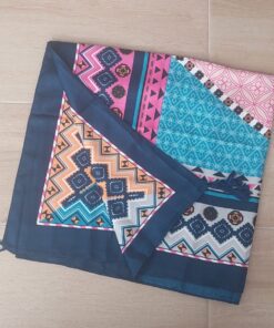 PAREO ESTAMPADO CON BORLAS 80 X 180 CM.