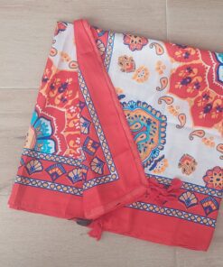 PAREO ESTAMPADO CON BORLAS 80 X 180 CM.