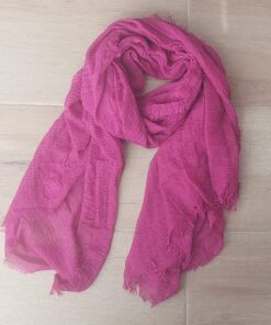 PASHMINA LISA DESFLECADA EN TODOS SUS LADOS COLOR OBISPO. MEDIDAS: 80 X 180 CM.