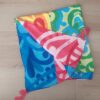 PAREO ESTAMPADO CON BORLAS 80 X 180 CM.