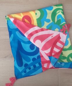 PAREO ESTAMPADO CON BORLAS 80 X 180 CM.