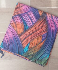 PAREO ESTAMPADO CON BORLAS 80 X 180 CM.