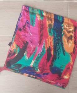 PAREO ESTAMPADO CON BORLAS 80 X 180 CM.