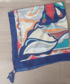 PAREO ESTAMPADO CON BORLAS 80 X 180 CM.