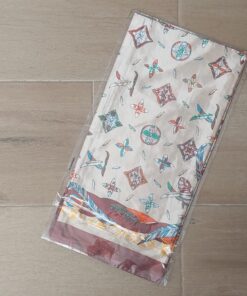 PAÑUELO RASADO ESTAMPADO CON FONDO BEIGE Y BORDE MARRÓN. 90 X 90 CM