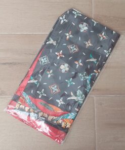 PAÑUELO RASADO ESTAMPADO CON FONDO NEGRO Y BORDE ROJO. 90 X 90 CM