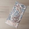 PAÑUELO RASADO ESTAMPADO ANIMAL PRINT CON CINTOS, BORDE BEIGE. 90 X 90 CM