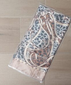 PAÑUELO RASADO ESTAMPADO ANIMAL PRINT CON CINTOS, BORDE BEIGE. 90 X 90 CM