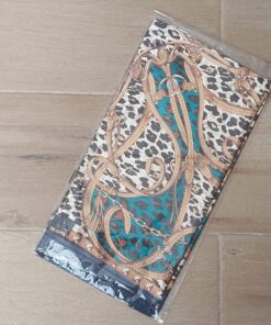 PAÑUELO RASADO ESTAMPADO ANIMAL PRINT CON CINTOS, BORDE AZUL. 90 X 90 CM