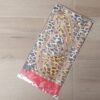 PAÑUELO RASADO ESTAMPADO ANIMAL PRINT CON CINTOS, BORDE ROJO. 90 X 90 CM