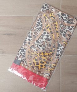 PAÑUELO RASADO ESTAMPADO ANIMAL PRINT CON CINTOS, BORDE ROJO. 90 X 90 CM