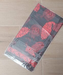 PAÑUELO RASADO FONDO NEGRO CON ESTAMPA ROJA. 90 X 90 CM