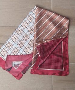 PAÑUELO RASADO CON CUADRANTES DE DIFERENTES ESTAMPAS, BORDE BORDO . 90 X 90 CM