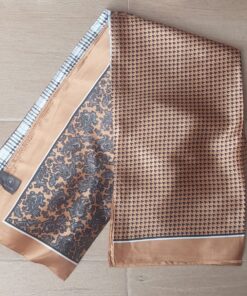 PAÑUELO RASADO CON CUADRANTES DE DIFERENTES ESTAMPAS, BORDE DORADO . 90 X 90 CM