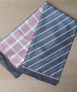 PAÑUELO RASADO CON CUADRANTES DE DIFERENTES ESTAMPAS, BORDE NEGRO . 90 X 90 CM