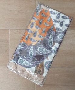 PAÑUELO RASADO ESTAMPADO ARABESCOS CON BORDE BEIGE . 90 X 90 CM