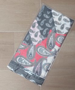 PAÑUELO RASADO ESTAMPADO ARABESCOS CON BORDE NEGRO . 90 X 90 CM