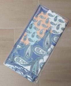 PAÑUELO RASADO ESTAMPADO ARABESCOS CON BORDE AZUL . 90 X 90 CM