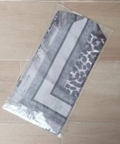 PAÑUELO RASADO ESTAMPADO ANIMAL PRINT INTENSO CON GUARDA GRIS . 90 X 90 CM