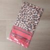 PAÑUELO RASADO ESTAMPADO ANIMAL PRINT INTENSO CON GUARDA ROJA . 90 X 90 CM