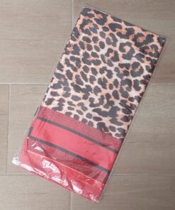 PAÑUELO RASADO ESTAMPADO ANIMAL PRINT INTENSO CON GUARDA ROJA . 90 X 90 CM