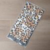 PAÑUELO RASADO ESTAMPADO ANIMAL PRINT DORADO. 90 X 90 CM