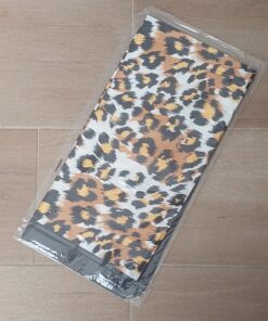 PAÑUELO RASADO ESTAMPADO ANIMAL PRINT DORADO. 90 X 90 CM