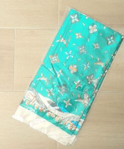 PAÑUELO RASADO ESTAMPADO CON FONDO VERDE Y BORDE BEIGE. 90 X 90 CM