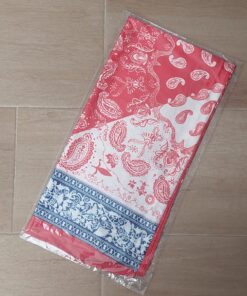 PAÑUELO RASADO ESTAMPADO CON ARABESCOS, BORDE BORDO . 90 X 90 CM