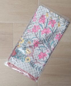 PAÑUELO RASADO ESTAMPADO CON FLORES BORDE MARRON. 90 X 90 CM