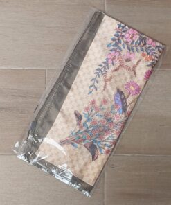 PAÑUELO RASADO ESTAMPADO CON FLORES BORDE VERDE. 90 X 90 CM