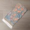 PAÑUELO RASADO ESTAMPADO CON FLORES BORDE BEIGE. 90 X 90 CM